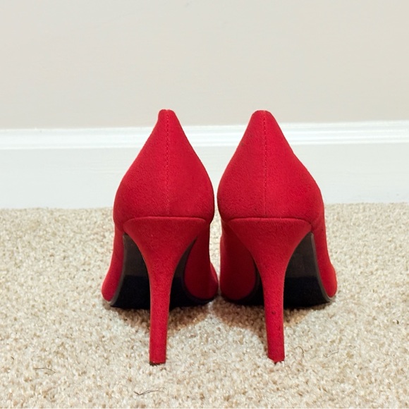 Red High Heels with Classic Pump Style and High Thin Heel - Picture 4 of 10
